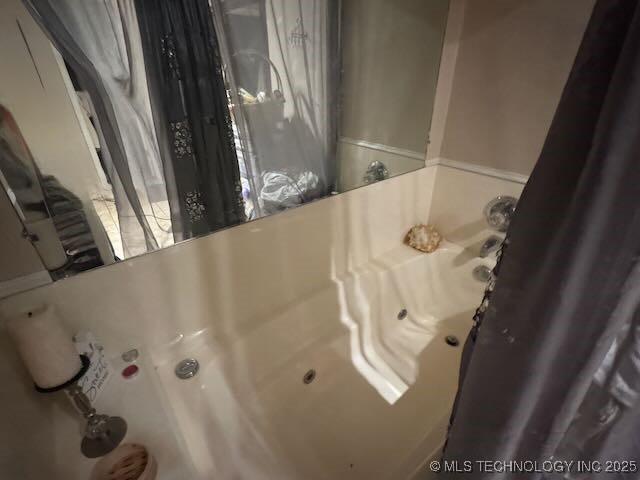 908 S Umbrella Cir, Broken Arrow, OK 74012 - full bath featuring a bath