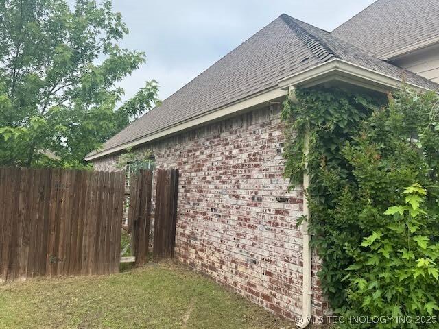 908 S Umbrella Cir, Broken Arrow, OK 74012 - view of home's exterior featuring roof with shingles and brick siding
