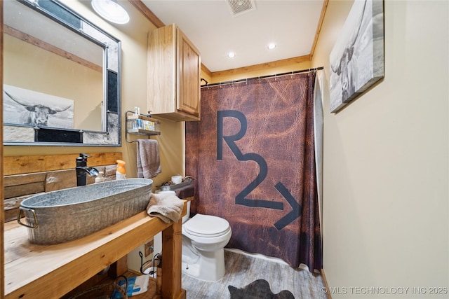 719 Oklahoma Ave, Wynona, OK 74084 - bathroom featuring curtained shower, recessed lighting, and vanity