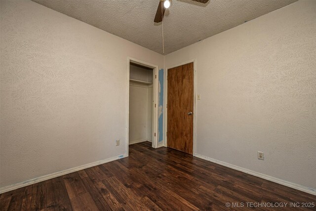 807 E Tahlequah, Sulphur, OK 73086 - unfurnished bedroom with dark wood-style floors, a textured ceiling, a closet, and ceiling fan