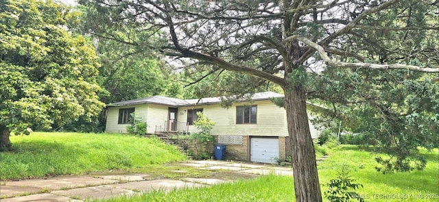 514 W Wichita Ave, Cleveland, OK 74020 - ranch-style house featuring driveway and an attached garage