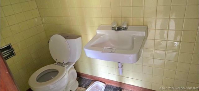 514 W Wichita Ave, Cleveland, OK 74020 - half bath featuring tile walls and toilet