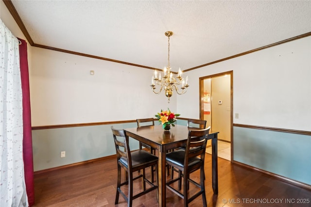 7222 E 87th St, Tulsa, OK 74133 - dining area featuring ornamental molding, light wood-style flooring, a chandelier, and a textured ceiling