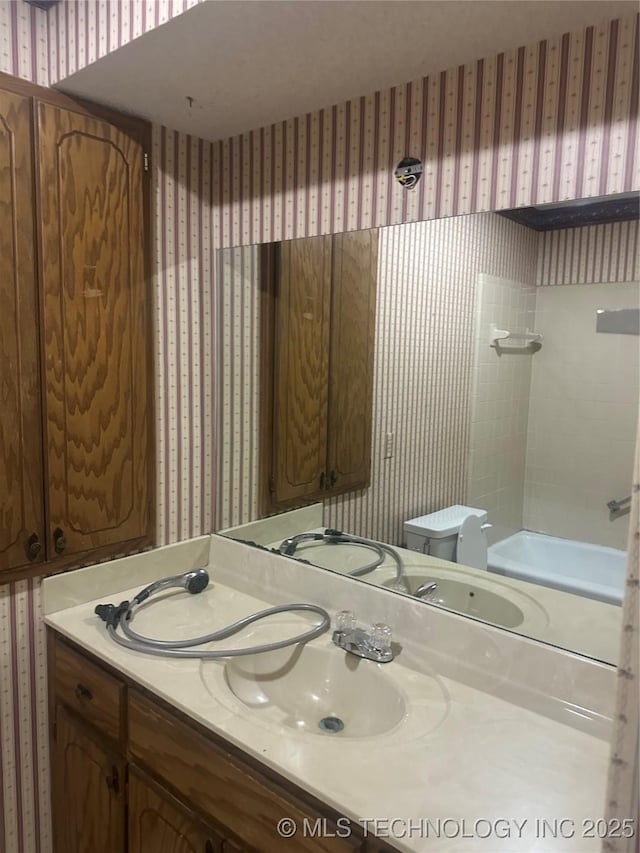 282 Westland Rd, Sapulpa, OK 74066 - full bathroom featuring wallpapered walls and vanity