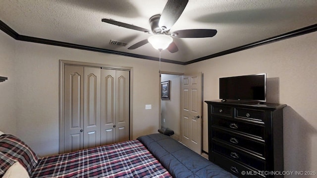 6166 Hedges St, Ardmore, OK 73401 - bedroom featuring ornamental molding, a closet, a ceiling fan, and a textured ceiling