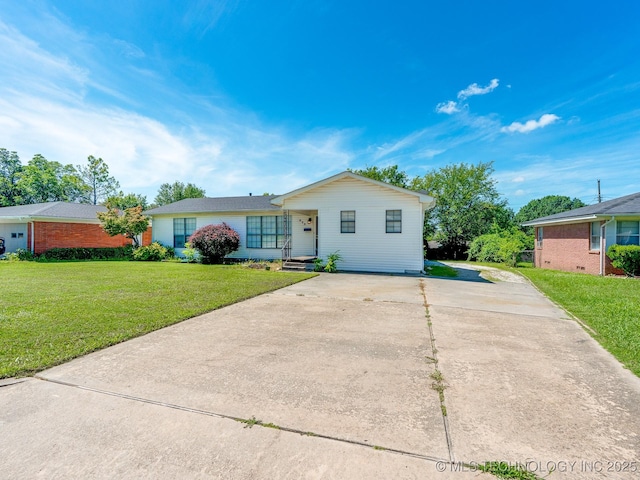 825 W 22nd St, Ada, OK 74820 - ranch-style house with driveway and a front yard