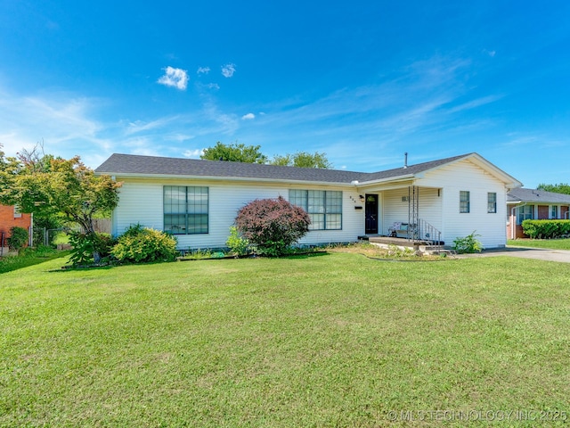 825 W 22nd St, Ada, OK 74820 - ranch-style home with a front lawn