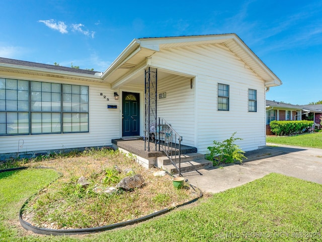 825 W 22nd St, Ada, OK 74820 - view of front facade with a front yard