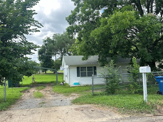 200 W Polk, Mcalester, OK 74501 - view of front of home with a shingled roof and dirt driveway