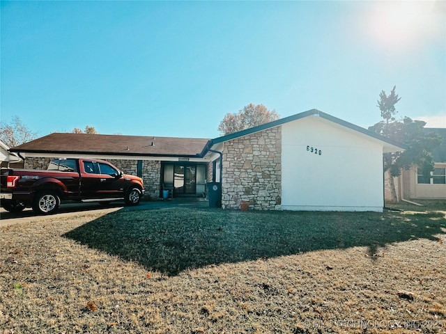 6920 E 20th St, Tulsa, OK 74112 - ranch-style home with stone siding and a front yard