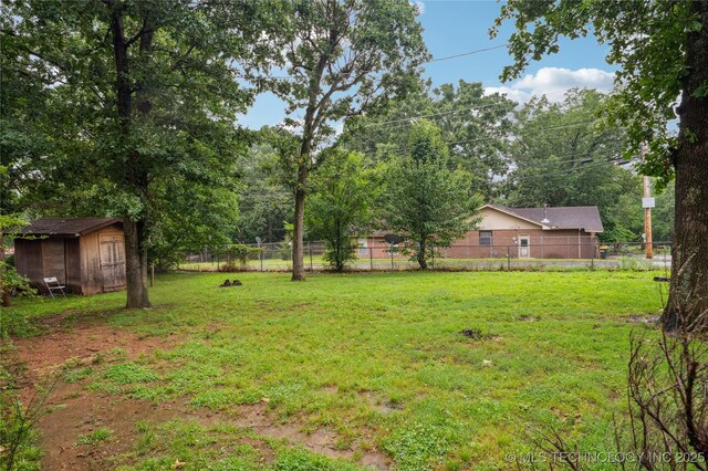1105 S Maple Ave, Tahlequah, OK 74464 - view of yard with a storage unit