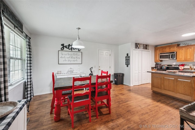 1105 S Maple Ave, Tahlequah, OK 74464 - dining area featuring dark wood finished floors and baseboards