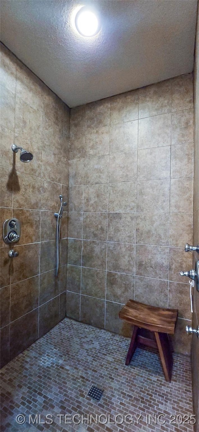 117189 S 4238th Rd, Eufaula, OK 74432 - full bathroom featuring a tile shower and a textured ceiling