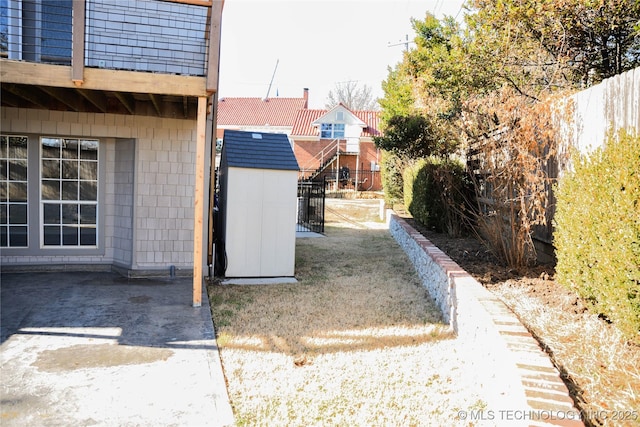 1207 E 21st Pl, Tulsa, OK 74114 - view of yard featuring a storage shed and a balcony