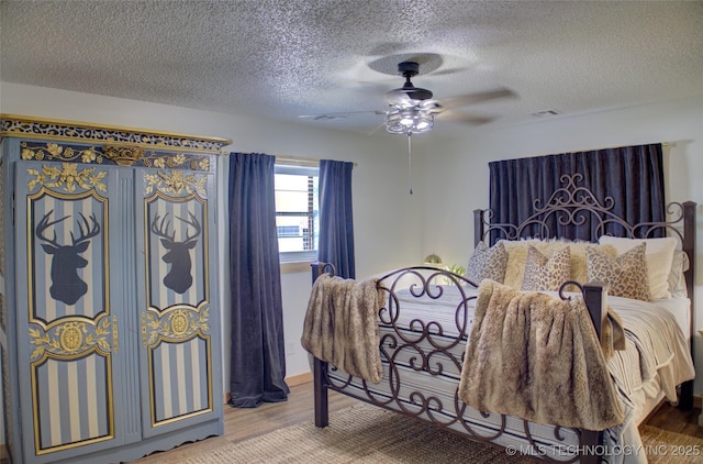 9449 S 74th St W, Oktaha, OK 74450 - bedroom with wood finished floors, a textured ceiling, and ceiling fan