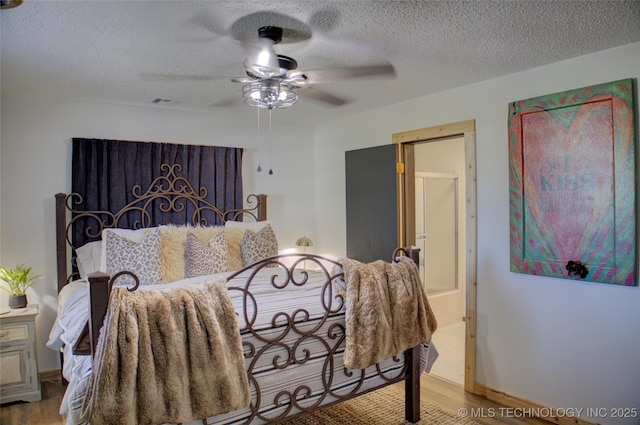9449 S 74th St W, Oktaha, OK 74450 - bedroom featuring wood finished floors, a textured ceiling, and a ceiling fan
