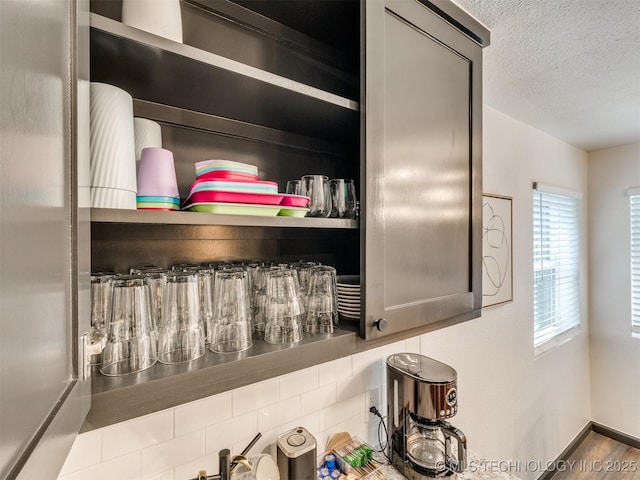11 Port Duncan, Afton, OK 74331 - detailed view of a textured ceiling and baseboards