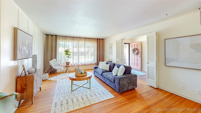4040 E 46th Pl, Tulsa, OK 74135 - living area featuring light wood-style floors and baseboards