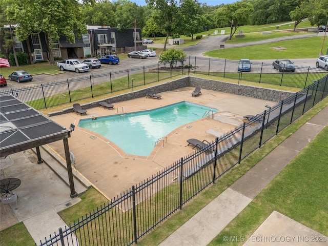 4660 E 68th St Unit 179, Tulsa, OK 74136 - community pool with a patio area