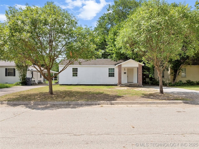 1624 7th NW, Ardmore, OK 73401 - view of front of home with brick siding and entry steps