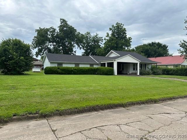 717 N Burns, Holdenville, OK 74848 - single story home with a front lawn