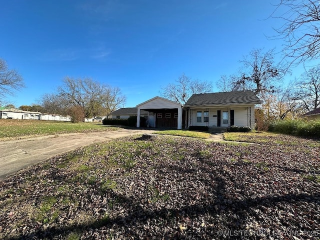717 N Burns, Holdenville, OK 74848 - single story home with driveway