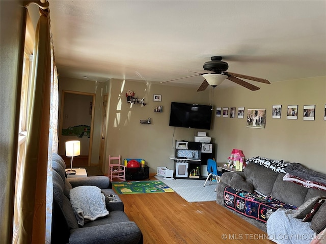 2509 Canterbury Ave, Muskogee, OK 74403 - living area with wood finished floors and a ceiling fan
