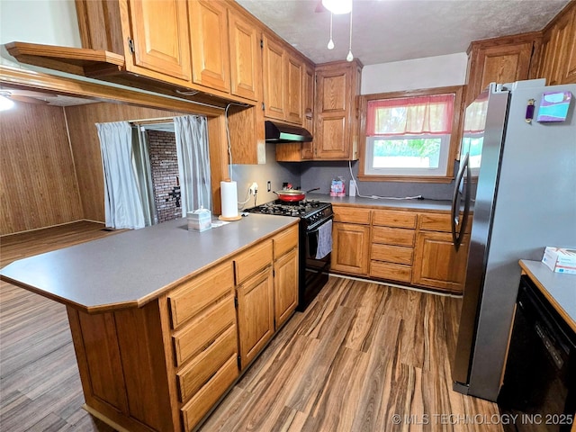 6850 E County Road 553, Kansas, OK 74347 - kitchen featuring freestanding refrigerator, black range with gas stovetop, under cabinet range hood, light wood-style floors, and ceiling fan