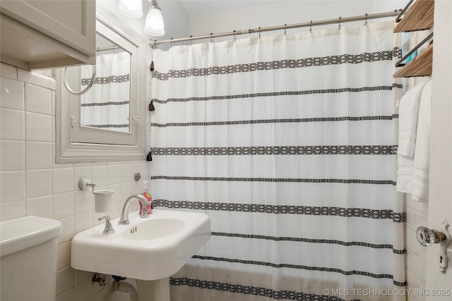1516 S Lewis Pl, Tulsa, OK 74104 - bathroom with a shower with curtain, tile walls, and backsplash