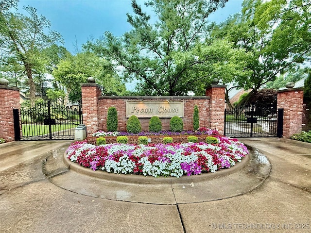 10150 S Maplewood Ave, Tulsa, OK 74137 - community / neighborhood sign featuring a gate