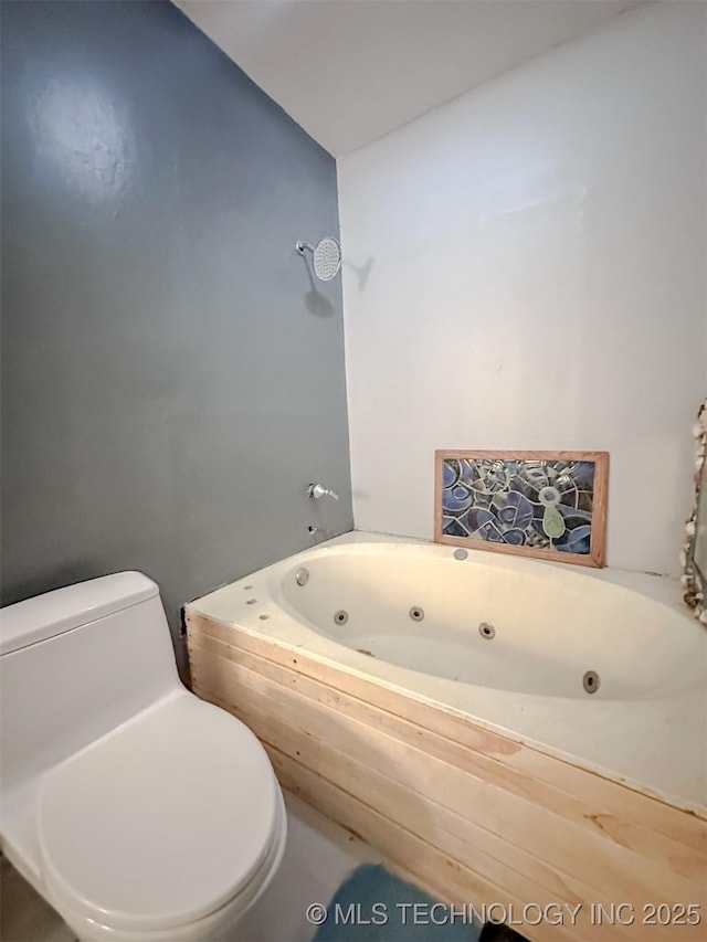 3203 S 101st E Pl, Tulsa, OK 74146 - full bathroom featuring toilet and vaulted ceiling