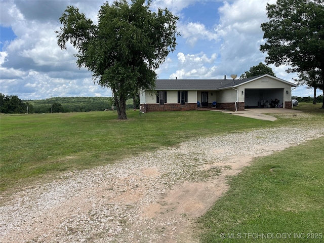 465385 E 981st Rd, Sallisaw, OK 74955 - ranch-style home featuring dirt driveway, an attached garage, a front lawn, and brick siding