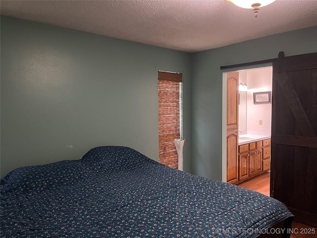 465385 E 981st Rd, Sallisaw, OK 74955 - bedroom featuring a barn door, light carpet, and a textured ceiling