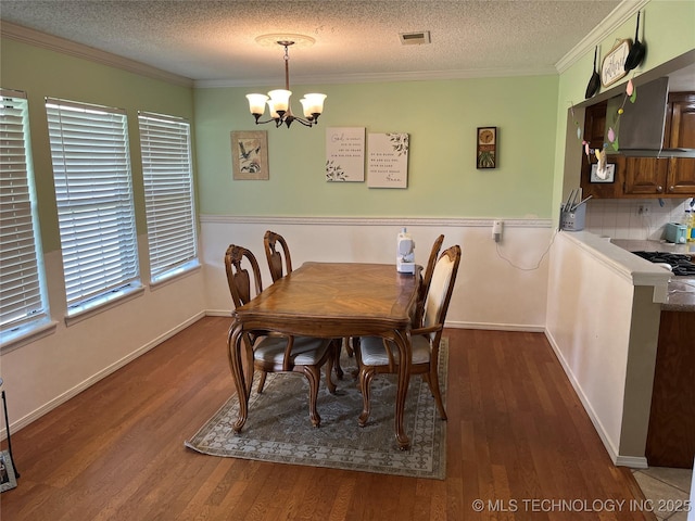 465385 E 981st Rd, Sallisaw, OK 74955 - dining room with a chandelier, wood finished floors, a textured ceiling, and crown molding