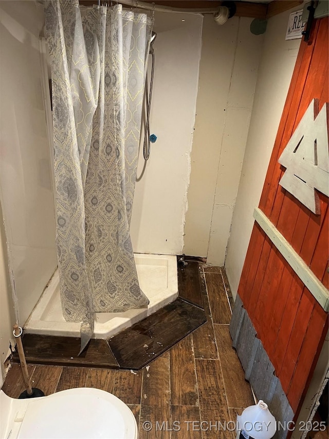 465385 E 981st Rd, Sallisaw, OK 74955 - full bathroom featuring wood-type flooring and curtained shower