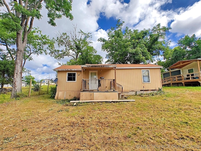 801 E Harrison St, Tahlequah, OK 74464 - rear view of property featuring a lawn and crawl space