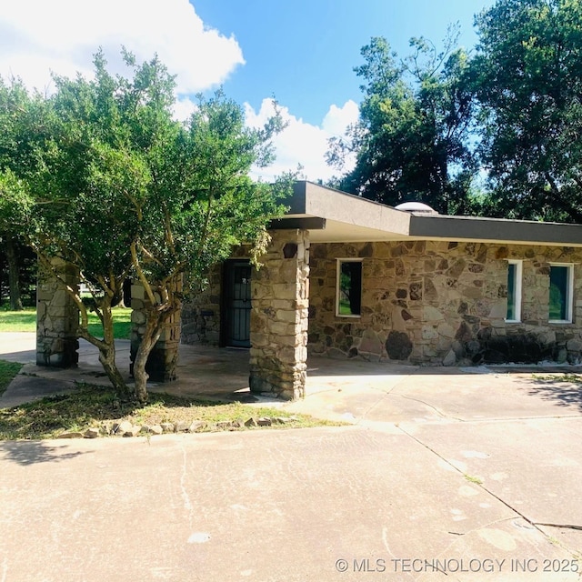 3622 S 82nd E Ave, Tulsa, OK 74145 - view of front facade with stone siding and driveway