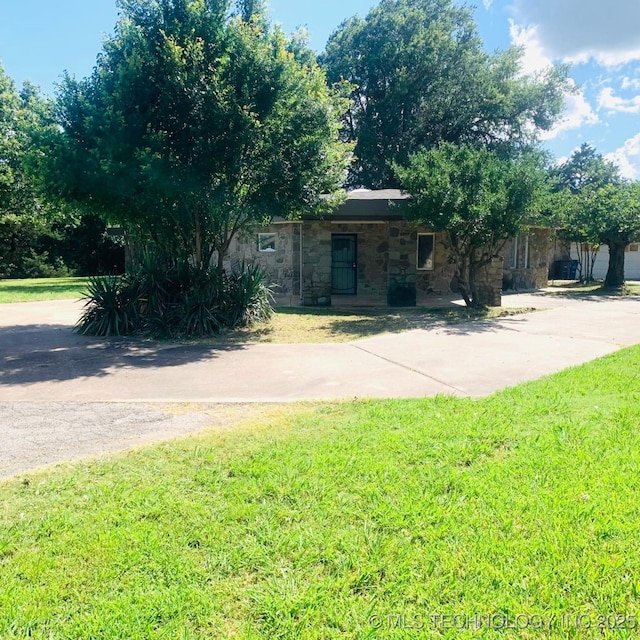 3622 S 82nd E Ave, Tulsa, OK 74145 - view of front of home featuring stone siding and a front lawn