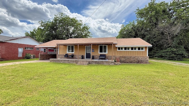 102 N Ash Ave, Tahlequah, OK 74464 - ranch-style house featuring a front lawn and concrete driveway