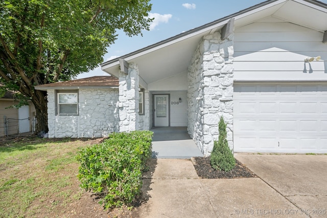 208 183rd E Ave, Tulsa, OK 74108 - view of front of property featuring stone siding