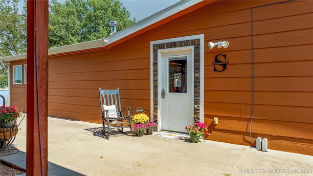 61112 E 310, Grove, OK 74344 - doorway to property with a patio