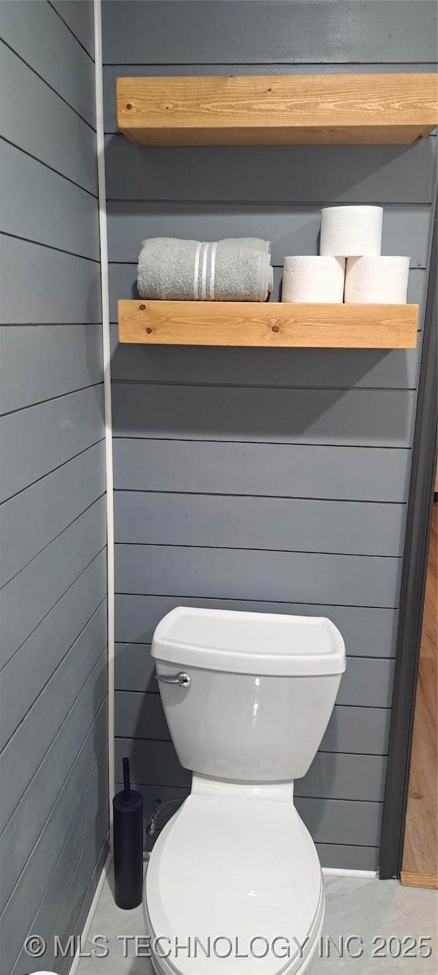 1424 E Okmulgee St, Muskogee, OK 74403 - bathroom featuring toilet