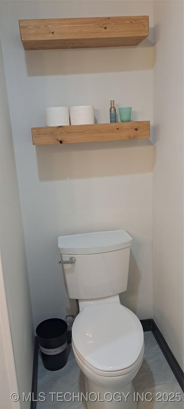 1424 E Okmulgee St, Muskogee, OK 74403 - bathroom featuring toilet and baseboards