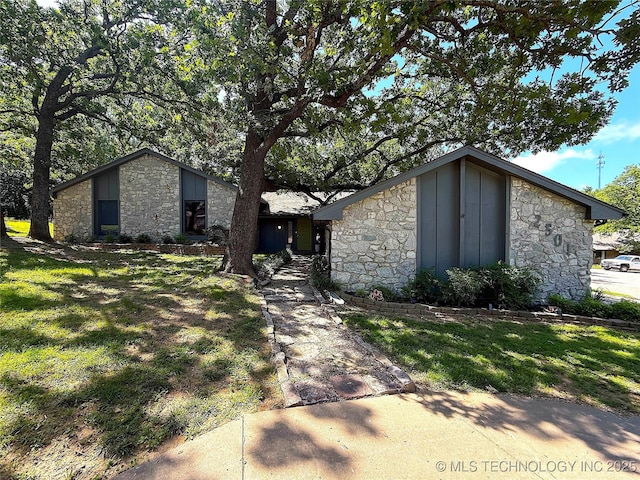 2501 Cherokee Hills Pl, Bartlesville, OK 74006 - mid-century home with stone siding, board and batten siding, and a front lawn