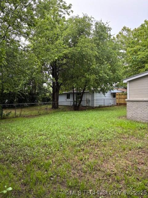 1200 S Mckinley Ave, Calera, OK 74730 - view of yard