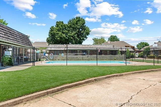 32 SE Shadowlake Dr Unit 32, Bartlesville, OK 74006 - view of community pool