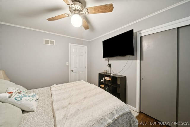 5718 E 27th St, Tulsa, OK 74114 - bedroom with dark wood-style flooring, crown molding, a closet, and a ceiling fan