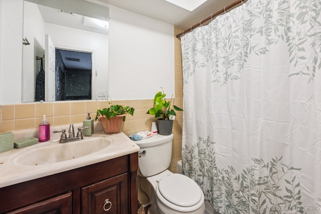 2548 Tull Pl, Muskogee, OK 74403 - full bathroom featuring vanity and tile walls