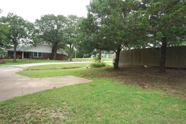 710 N 14th St, Henryetta, OK 74437 - view of yard