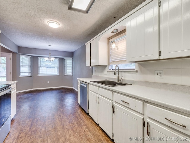 117 W Timberlane St, Broken Arrow, OK 74011 - kitchen featuring appliances with stainless steel finishes, dark wood-style floors, white cabinets, plenty of natural light, and a textured ceiling